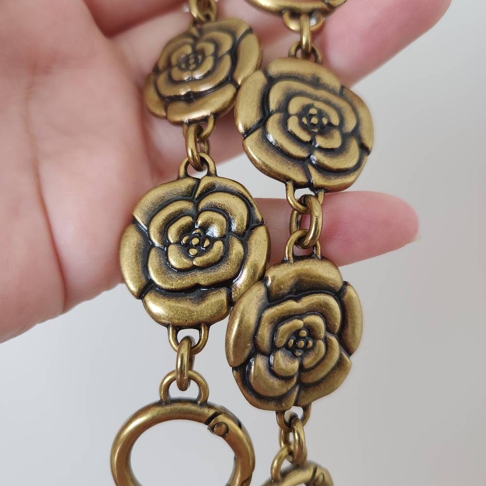 Gold Floral Keychain Accessory - Picture 4 of 6